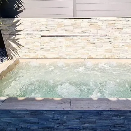 Maison Pleine De Charme Avec Grand Jacuzzi Prive